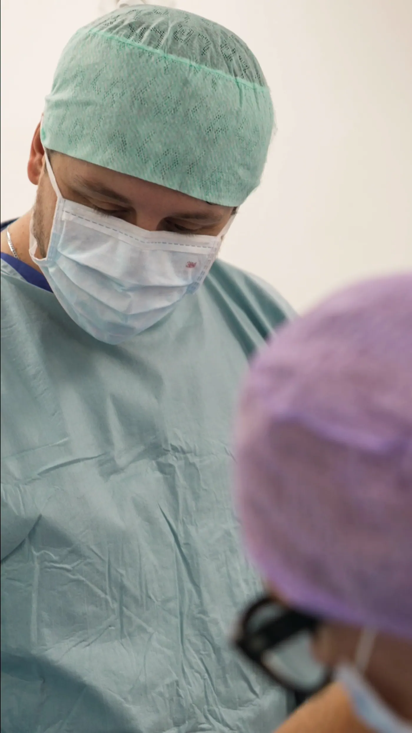 Dr. (univ. Te.) Nusret Fetai mit seinem OP Team während einer Operation, Ästhetische Chirurgie in Düsseldorf