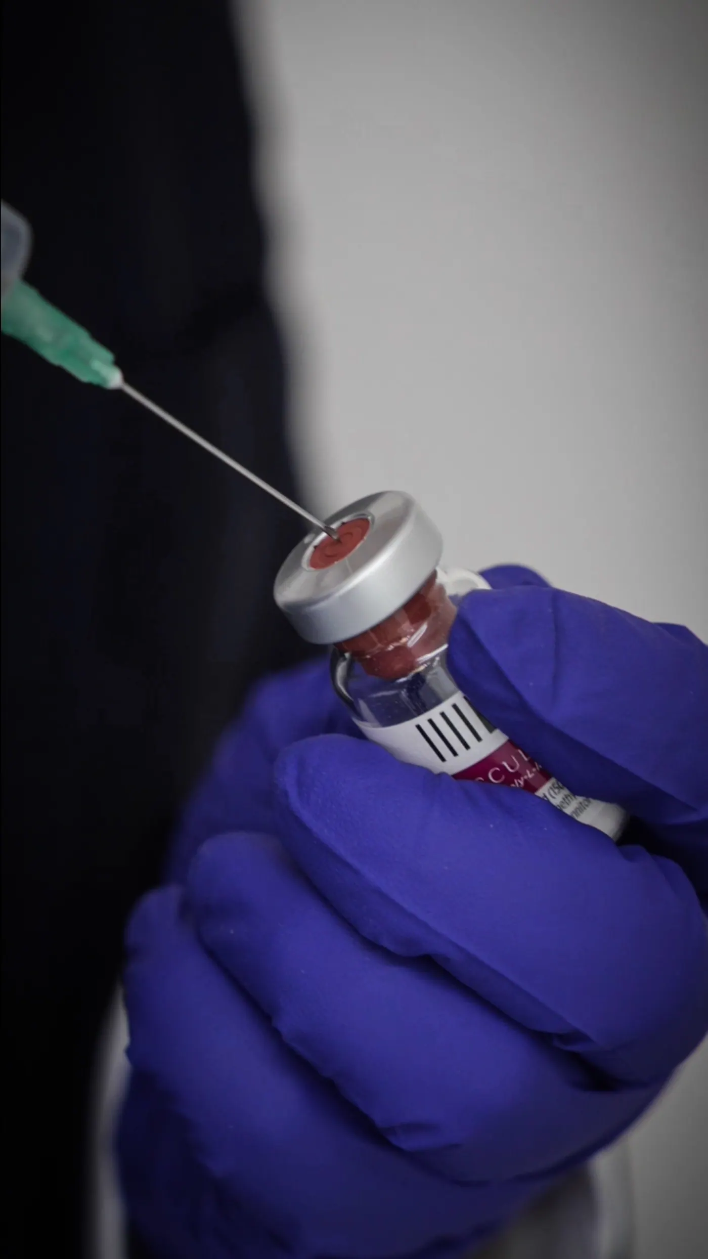 Sterile Vorbereitung: Wirkstoff wird mit Handschuhen aus der Ampulle aufgezogen, Praxis von Dr. (univ. Te.) Nusret Fetai in Düsseldorf, Vorbereitung zur Radiesse Behandlung
