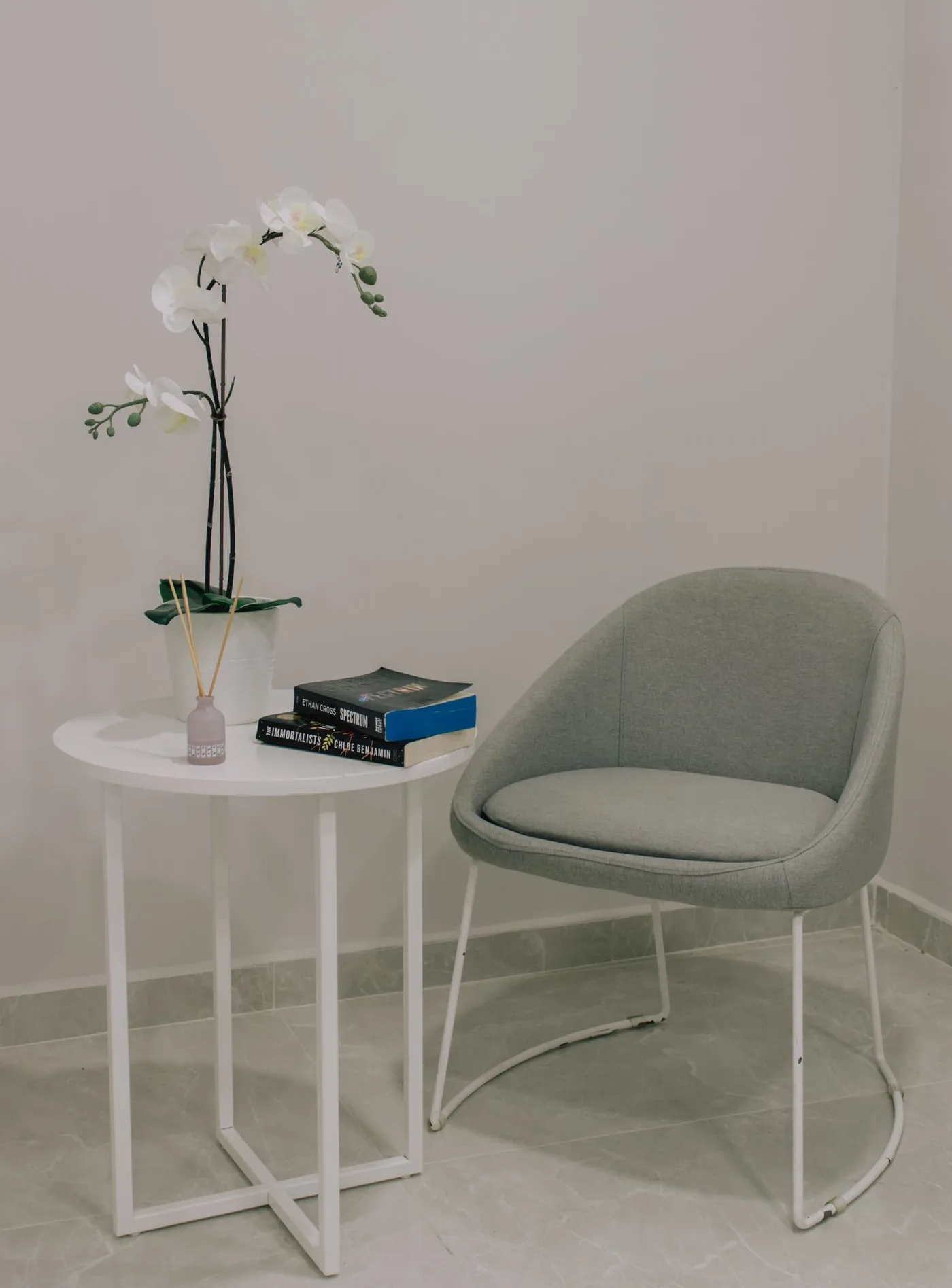 Wartebereich mit Sessel, Beistelltisch und weißer Orchidee, ruhige Praxisatmosphäre, Symbolbild zu Kosten und Finanzierung in Düsseldorf