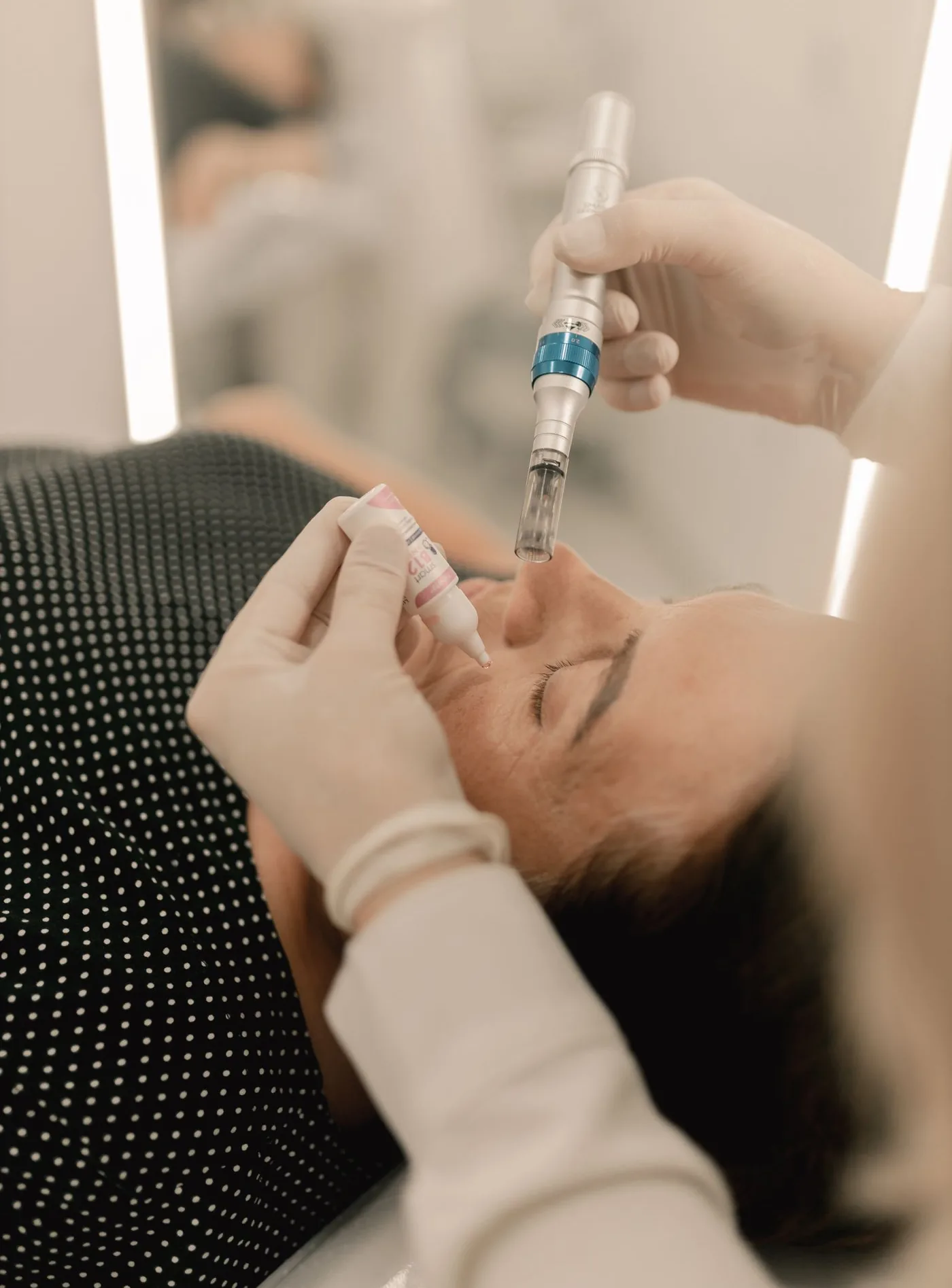 Injektion an der Stirn mit feiner Spritze vor einem beleuchteten Spiegel, Modellaufnahme zur Botox Behandlung in Düsseldorf