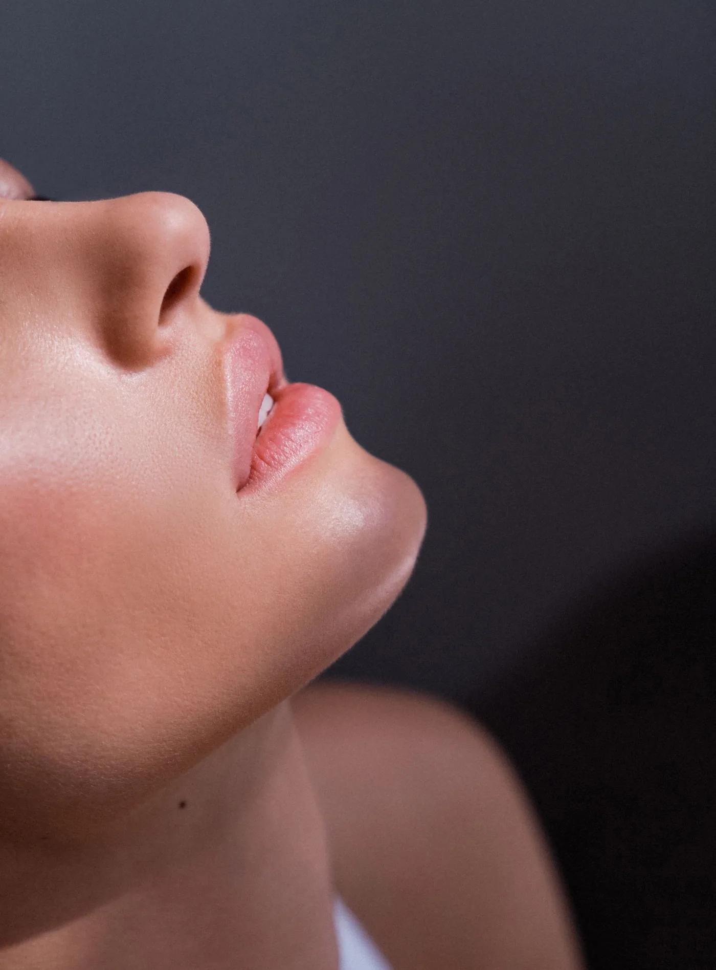 Profil mit Lippen, Kinn und Hals im Streiflicht, Modellaufnahme zur Doppelkinnabsaugung in Düsseldorf