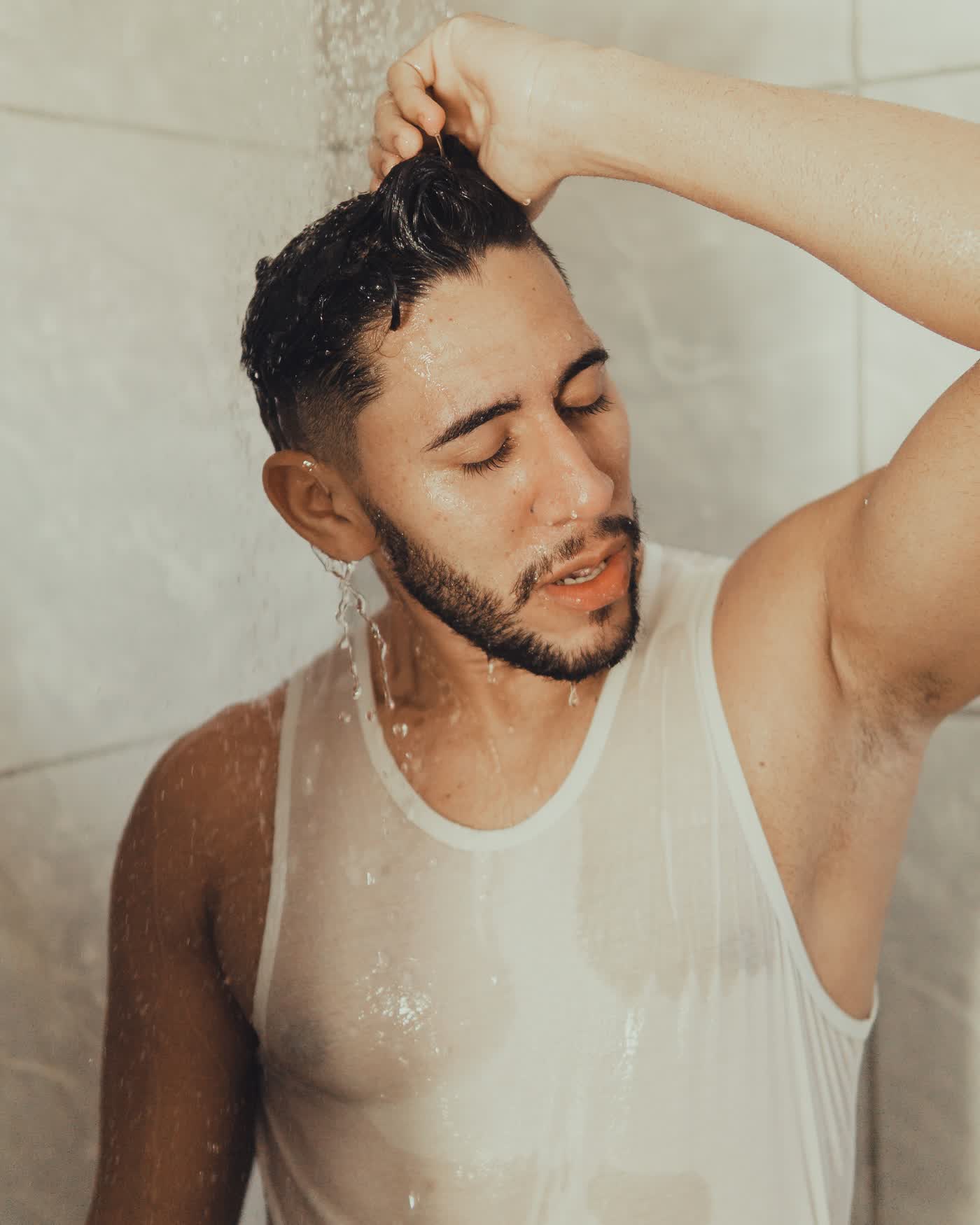 Mann unter der Dusche, Hygiene allein stoppt krankhaftes Schwitzen nicht, die Ursache sind überaktive Schweißdrüsen