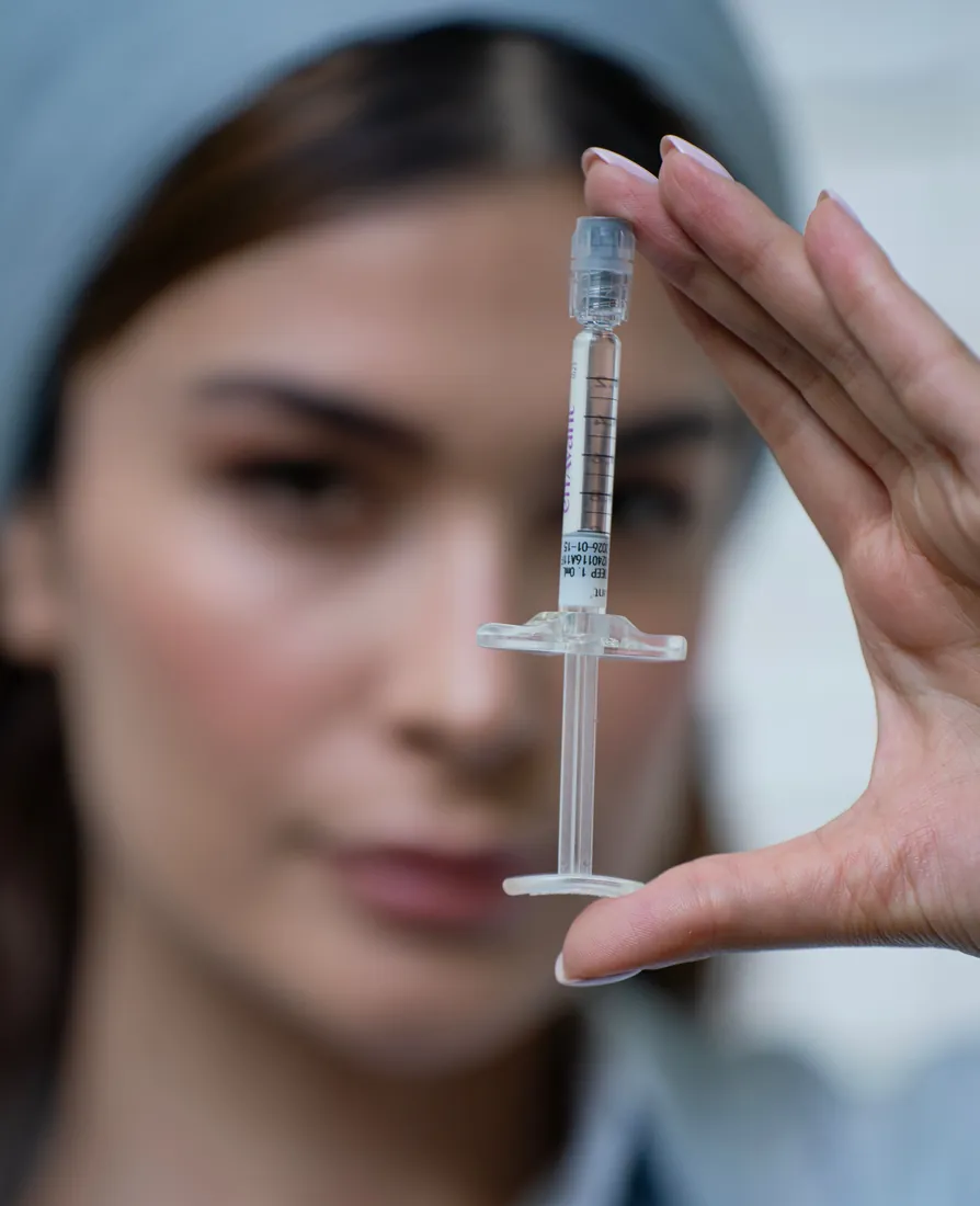 Botox-Behandlung in Düsseldorf: Botulinumtoxin wird vom Arzt mit feiner Nadel präzise dosiert