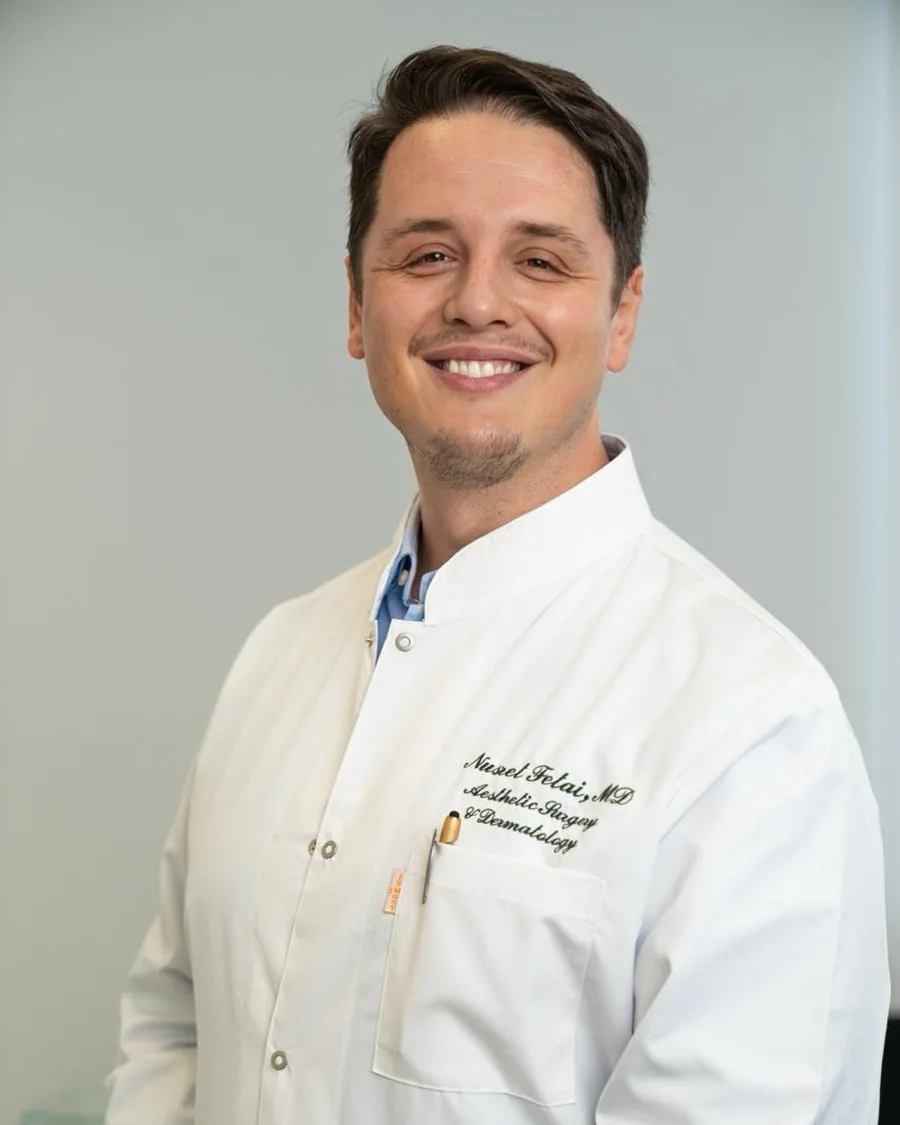 Dr. (univ. Te.) Nusret Fetai, Privatpraxis für Ästhetische Chirurgie und Haut, Immermannstraße 10, Düsseldorf, Porträt im weißen Arztkittel