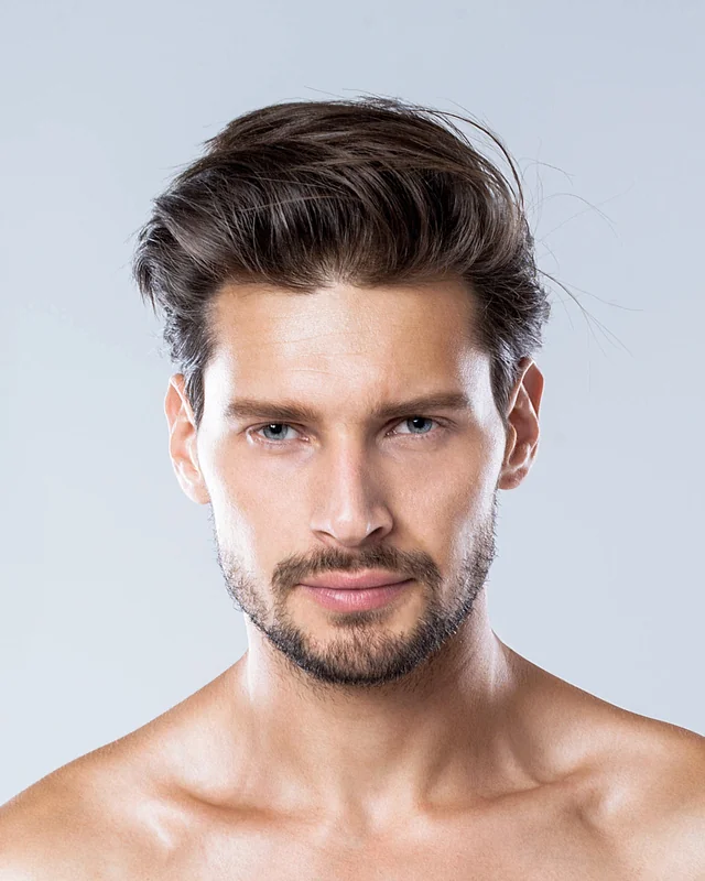 Porträt eines jungen Mannes mit Bart und klarer Kieferkontur, Motiv zum Bereich Ästhetische Chirurgie für Männer, Düsseldorf