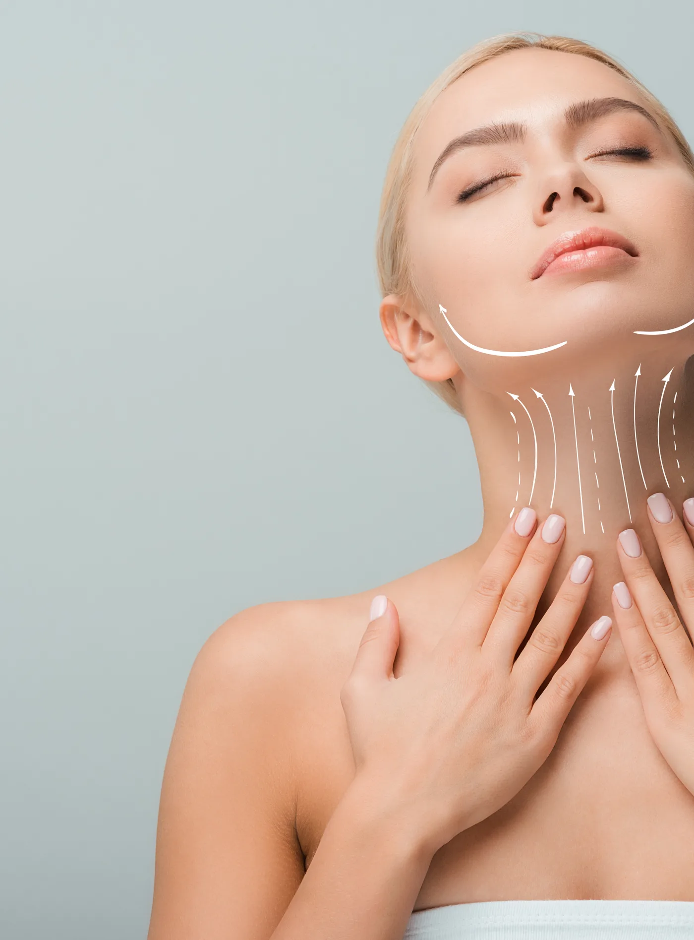 Frau mit den Händen am Hals, eingezeichnete Pfeile zeigen die Straffungsrichtung, Modellaufnahme zum Neck Lift (Halsstraffung) in Düsseldorf
