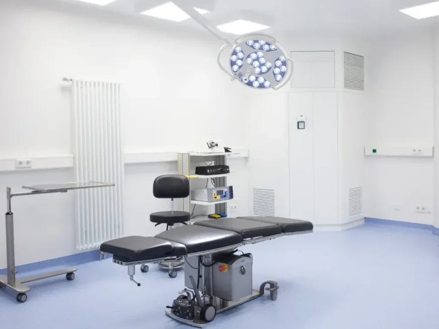Operationssaal mit OP Tisch und Operationsleuchte, hier führt Dr. (univ. Te.) Nusret Fetai ästhetisch chirurgische Eingriffe in Düsseldorf durch