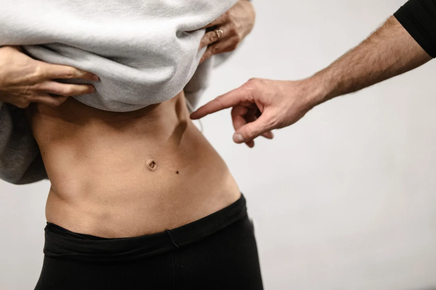 Fachärztliche Zonen-Analyse am Bauch vor der Fettabsaugung