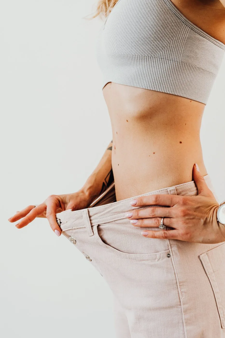 Schlanke Taille als Ergebnis der Körperformung – locker sitzende Hose